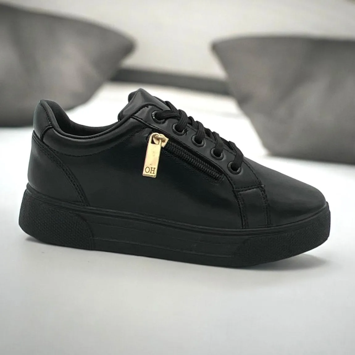 D02 black sneaker