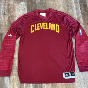 NBA ADIDAS Cleveland Cavaliers long sleeve shirt youth size Xlarge